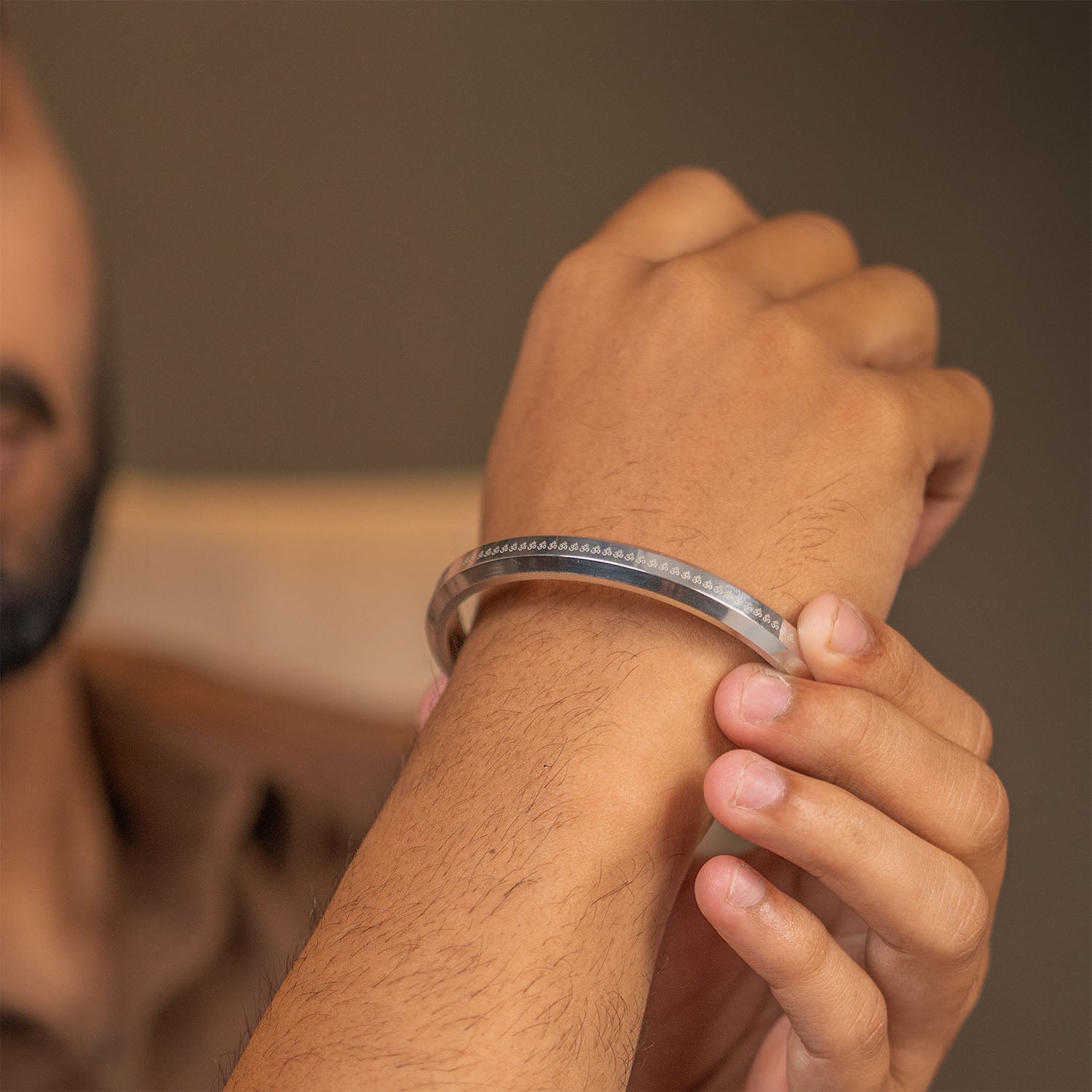 Om MicroCarved Round Kada Silver