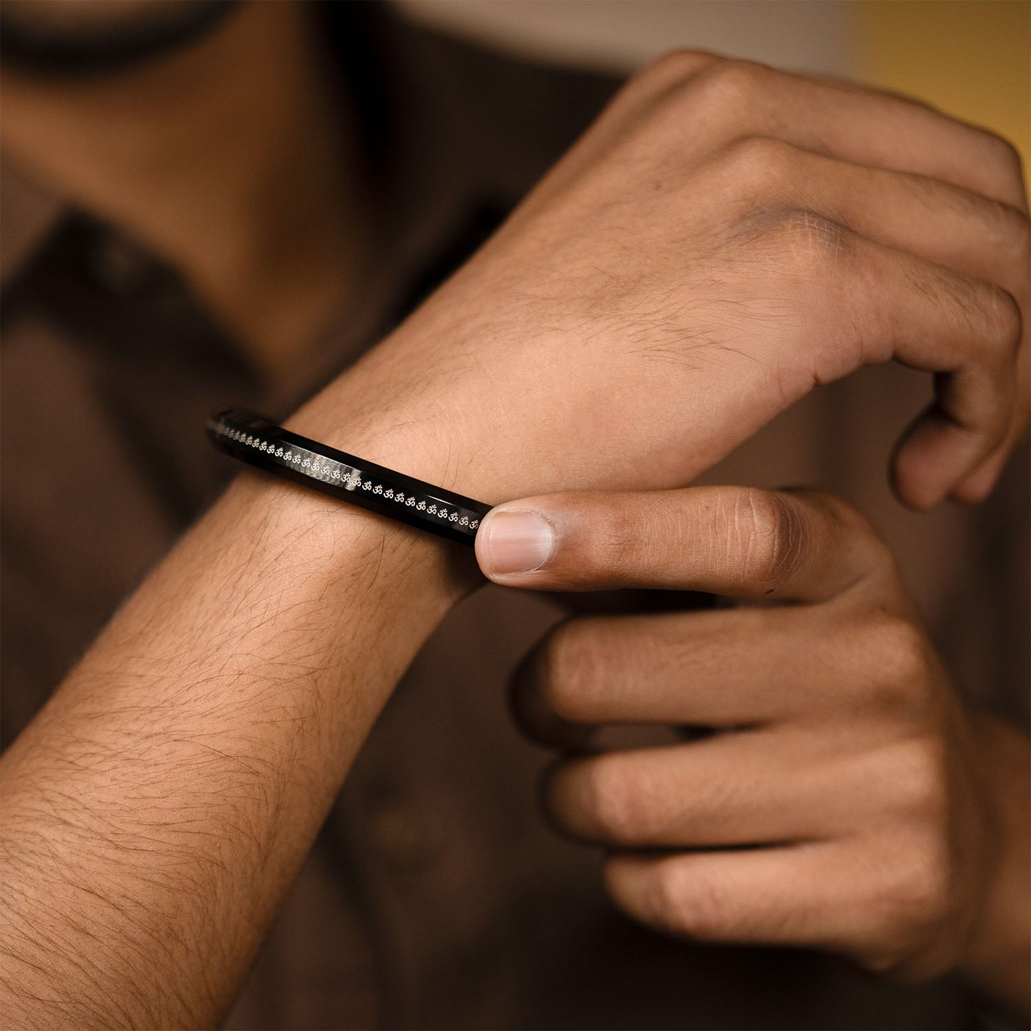 Om MicroCarved Round Kada Black